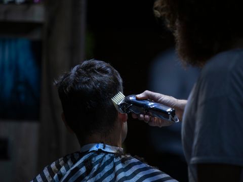 Frizer mašinicom šiša kratku mušku frizuru